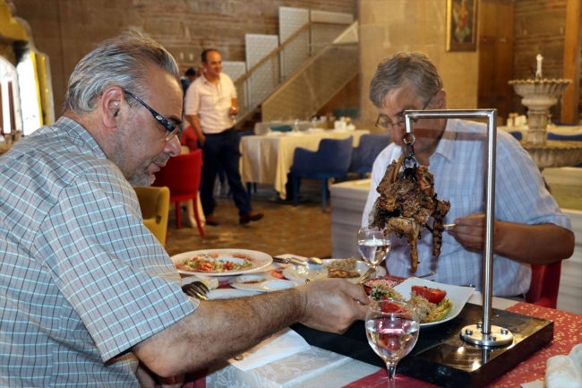 Amasya'da eski savaş aleti topuz, kebap sunumunda kullanılıyor